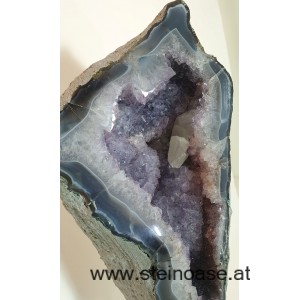 Amethyst Druse mit Calcit auf Ständer